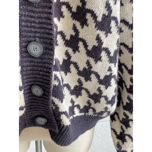 Vintage Gray & Cream Houndstooth Cardigan Sweater – Cozy Streetwear Style - Picture 4 of 6